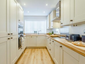 Oven, dishwasher, highchair, cookware/dishes/utensils - 4 Bed in Whitby (oc-89533) (Whitby)