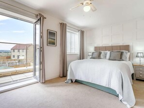 4 bedrooms, travel crib, WiFi (free), bed sheets - 4 Bed in Whitby (oc-89533) (Whitby)
