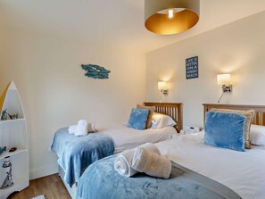 Travel cot, free WiFi, bed sheets - 3 Bed in Bamburgh (oc-90062) (Bamburgh)