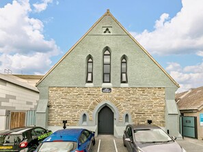Un bâtiment à la façade en pierre, doté d’un toit en pente et d’une enseigne indiquant : « La vieille chapelle ».