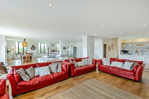TV - 5 Bed in Woolacombe (oc-89937) (Woolacombe)