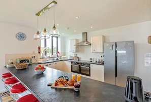 Oven, dishwasher, high chair, cookware/dishes/utensils - 5 Bed in Woolacombe (oc-89937) (Woolacombe)