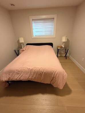 Room - Clean and comfortable stay at a quiet neighbourhood (Surrey)