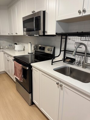 Private kitchen - Clean and comfortable stay at a quiet neighbourhood (Surrey)