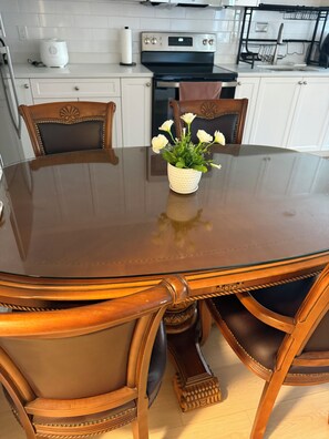 Dining - Clean and comfortable stay at a quiet neighbourhood (Surrey)