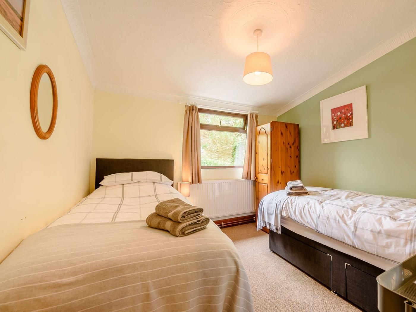 2 bedrooms, travel crib, WiFi (free), bed sheets