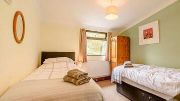 2 bedrooms, travel crib, WiFi (free), bed sheets