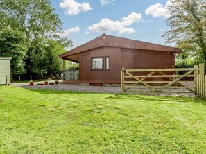 A single-story wooden house with a fenced driveway and a small garden area. - 2 Bed in Pencader (oc-89500) (Pencader)