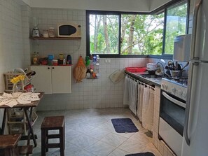 Fridge, microwave, oven, stovetop - Vrbo Property (São Sebastião)