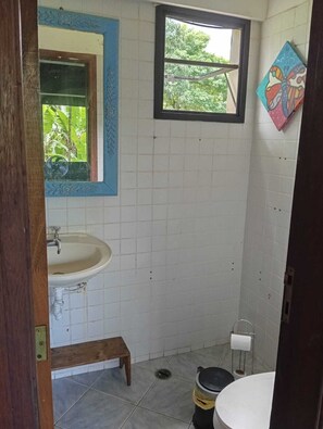 Shower, toilet paper - Vrbo Property (São Sebastião)