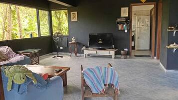 Smart TV, videogames, livros, aparelho de som