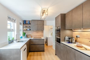 Oven, dishwasher, highchair, cookware/dishes/utensils - 3 Bed in Keswick (oc-89526) (Keswick)