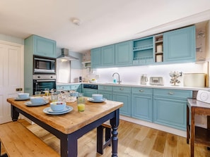 Oven, dishwasher, high chair, cookware/dishes/utensils - 3 Bed in Whitby (oc-89568) (Robin Hood's Bay)