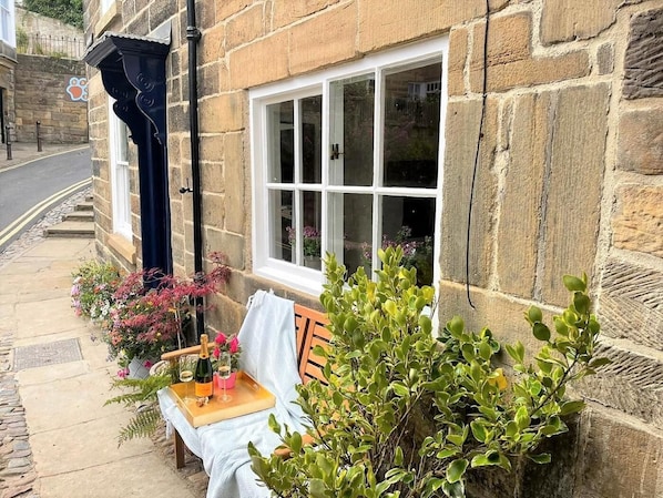 Outdoor dining - 3 Bed in Whitby (oc-89568) (Robin Hood's Bay)
