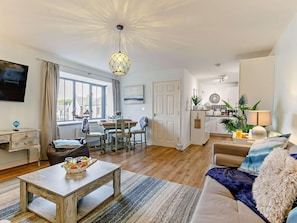 TV - 3 Bed in St. Austell (oc-90218) (Charlestown)