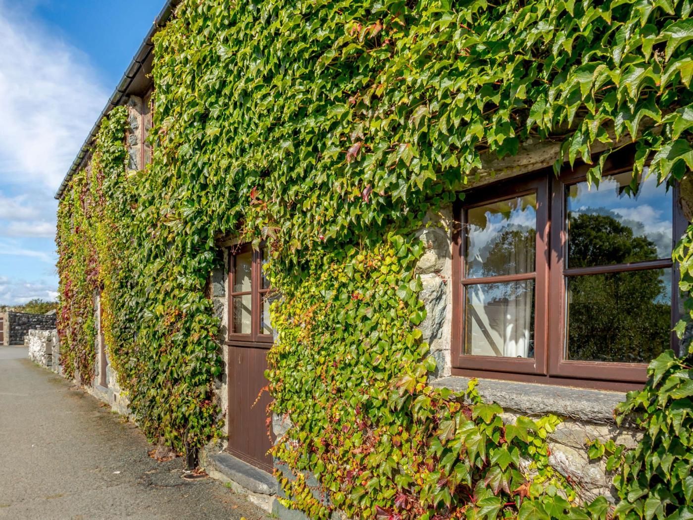 Un bâtiment en pierre à l’architecture traditionnelle, doté d’une fenêtre à cadre en bois et d’une porte.