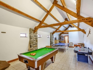 Ein Freizeitraum mit Billardtisch, Kicker und Poolbillard.