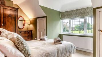 3 bedrooms, travel cot, free WiFi, bed sheets