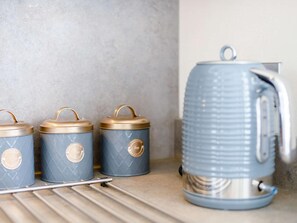 Coffee and/or coffee maker - 2 Bed in New Milton (oc-89709) (New Milton)