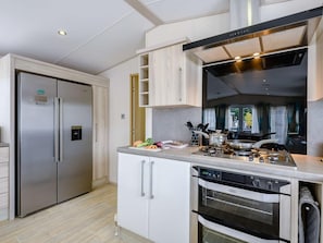 Oven, dishwasher, cookware/dishes/utensils - 2 Bed in New Milton (oc-89709) (New Milton)