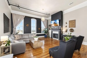 Living area - Charming 1-bedroom apartment in the heart of historic downtown Paducah Kentucky (Paducah)