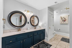 Bathroom - Charming 1-bedroom apartment in the heart of historic downtown Paducah Kentucky (Paducah)