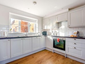 Oven, dishwasher, high chair, cookware/dishes/utensils - 3 Bed in Newport (oc-90245) (Newport)