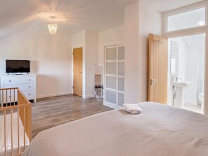 Travel cot, free WiFi, bed sheets - 4 Bed in Newport (oc-90249) (Newport)