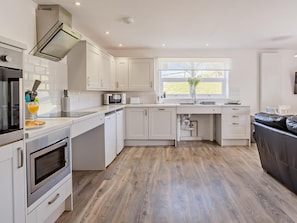 Oven, dishwasher, high chair, cookware/dishes/utensils - 4 Bed in Newport (oc-90249) (Newport)