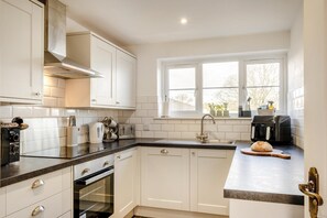 Oven, dishwasher, high chair, cookware/dishes/utensils - 2 Bed in Newport (oc-90247) (Newport)