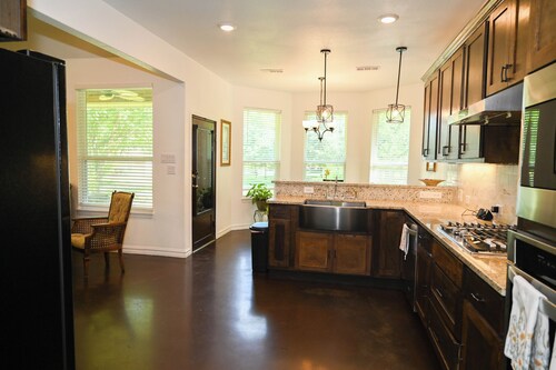 Spacious 5-bedroom house in marvelous Mansfield with AC