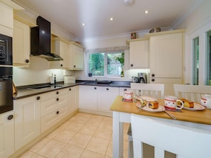 Oven, dishwasher, cookware/dishes/utensils - 3 Bed in Keswick (oc-90266) (Applethwaite)