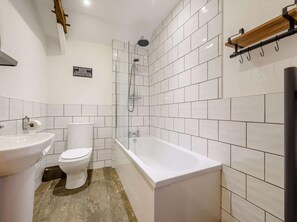Ein Badezimmer mit Toilette, Waschbecken und Badewanne.