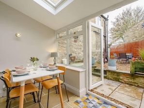 Outdoor dining - 2 Bed in Richmond (oc-90435) (Richmond)