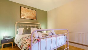 A bedroom with a bed, nightstand, and a painting on the wall. - 2 Bed in Richmond (oc-90435) (Richmond)