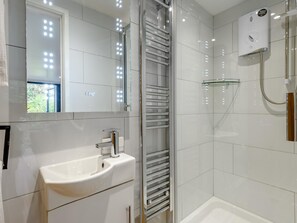 Bathroom - 1 Bed in Christchurch (oc-90444) (Highcliffe)