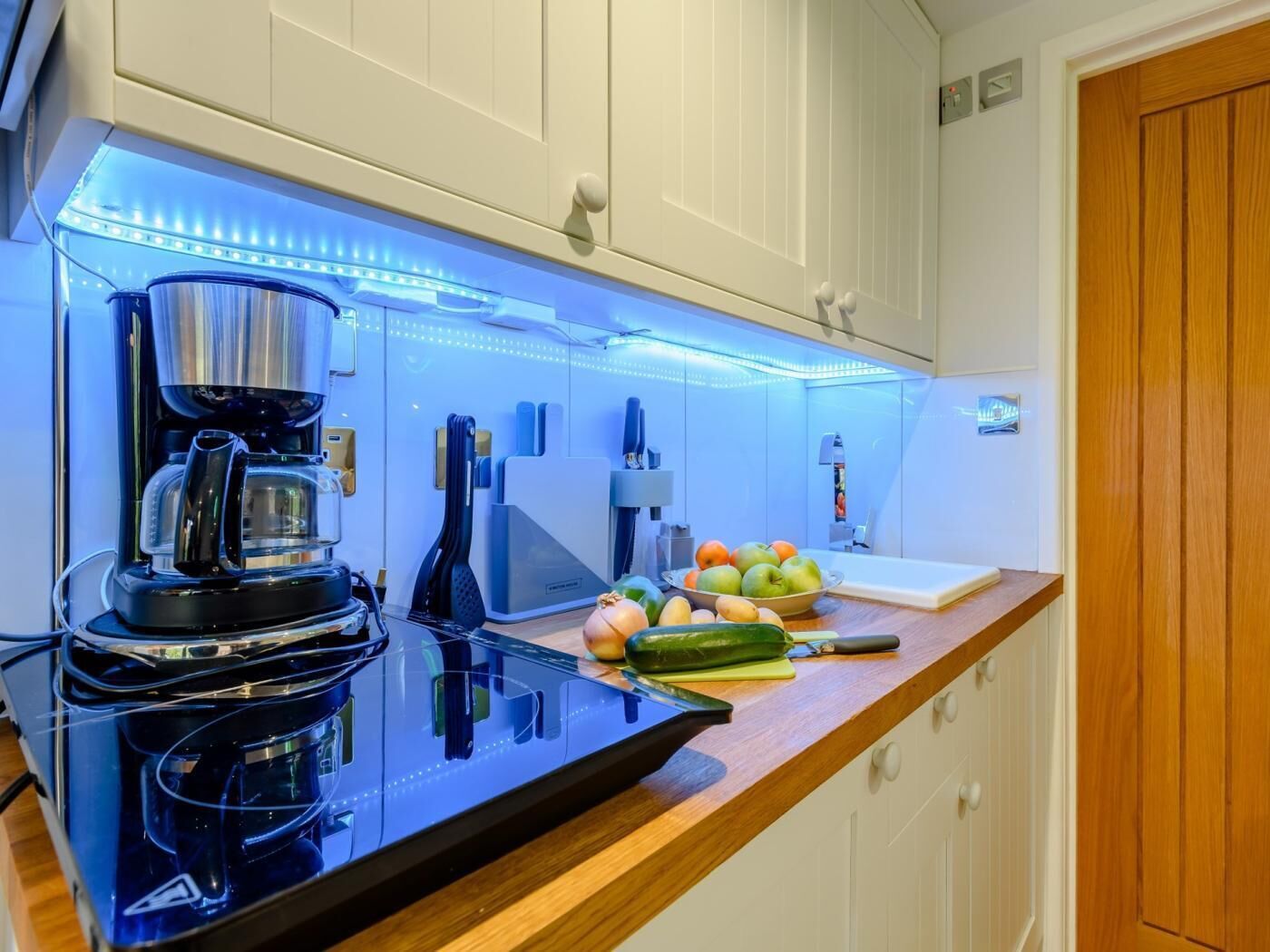 Microwave, oven, cookware/dishes/utensils