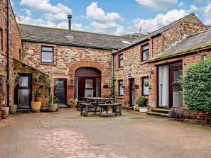 Outdoor dining - 2 Bed in Penrith (oc-90415) (Gamblesby)