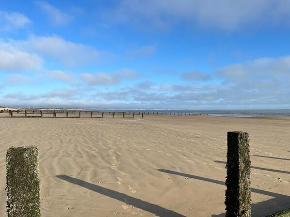Beach - 2 Bed in Romney Marsh (oc-90372) (Saint Mary's Bay)