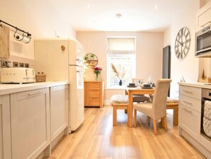 Oven, dishwasher, high chair, cookware/dishes/utensils - 2 Bed in Bakewell (oc-90406) (Bakewell)