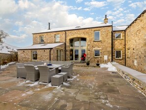 Outdoor dining - 5 Bed in Lancaster (oc-90546) (Bentham)