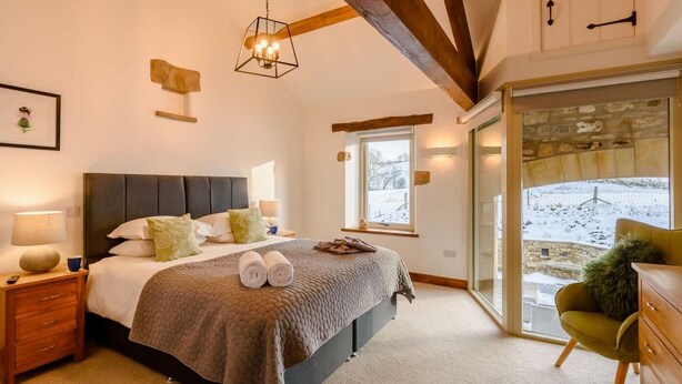 A bedroom with a bed, bedside tables, a window, and a view of the outside. - 5 Bed in Lancaster (oc-90546) (Bentham)