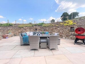 Outdoor dining - 5 Bed in Lancaster (oc-90546) (Bentham)