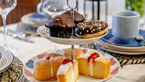 Eine Auswahl an Desserts mit Gebäck und einer Kaffeekanne.