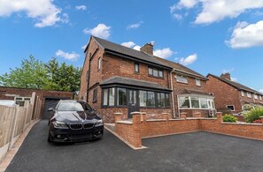 Exterior - Family lux home/6-car drv/ pool table/projector/ (Chadderton)