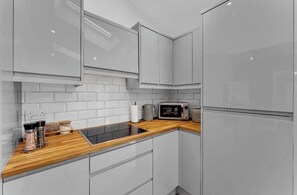 Private kitchen - Family lux home/6-car drv/ pool table/projector/ (Chadderton)
