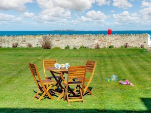 Outdoor dining - 3 Bed in Seahouses (oc-90727) (Seahouses)