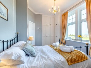 3 bedrooms, travel cot, free WiFi, bed sheets - 3 Bed in Seahouses (oc-90727) (Seahouses)