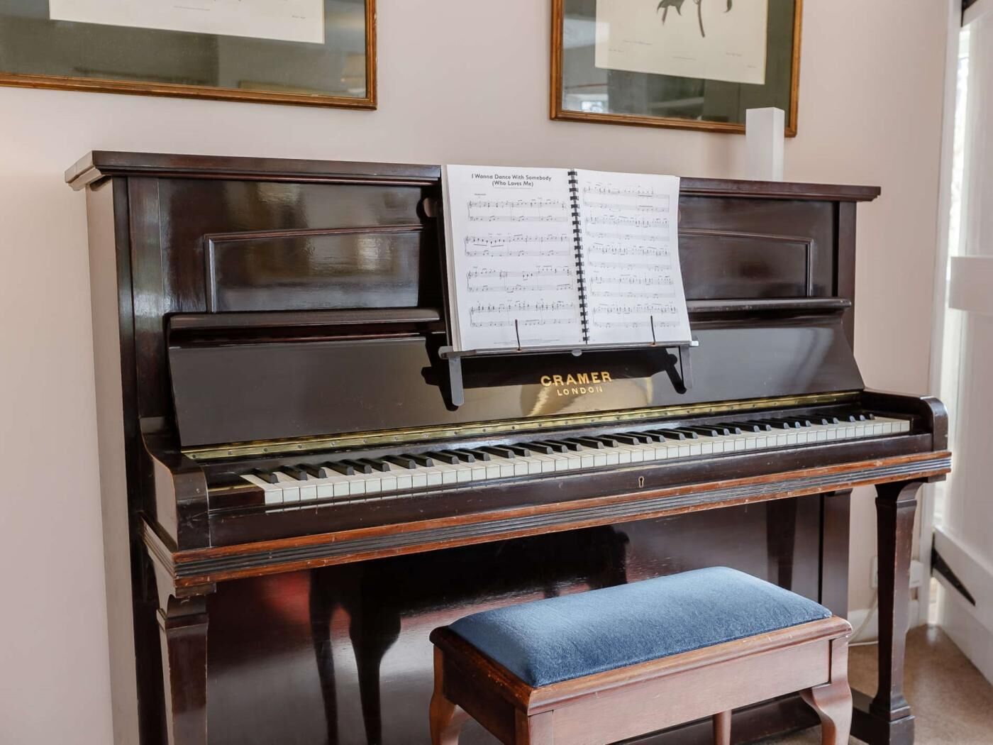 Un piano de cola con partituras tituladas 'I Wanna Dance With Somebody (Who Loves Me)' de Garth Brooks.
