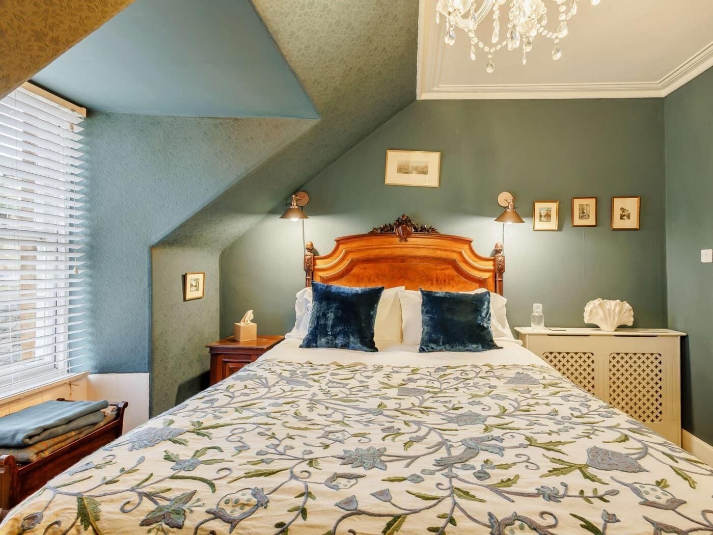 5 bedrooms, travel cot, free WiFi, bed sheets